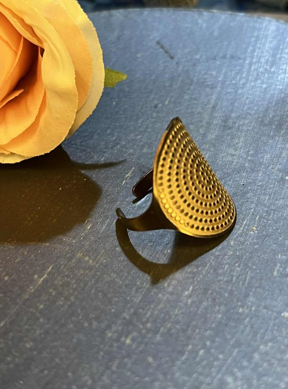 ✨ UShine.gr: Ατσάλινο δαχτυλίδι με οβάλ επιφάνεια και ανάγλυφο μοτίβο κουκκίδων No 1231