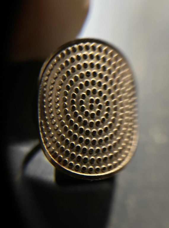 ✨ UShine.gr: Ατσάλινο δαχτυλίδι με οβάλ επιφάνεια και ανάγλυφο μοτίβο κουκκίδων No 1231