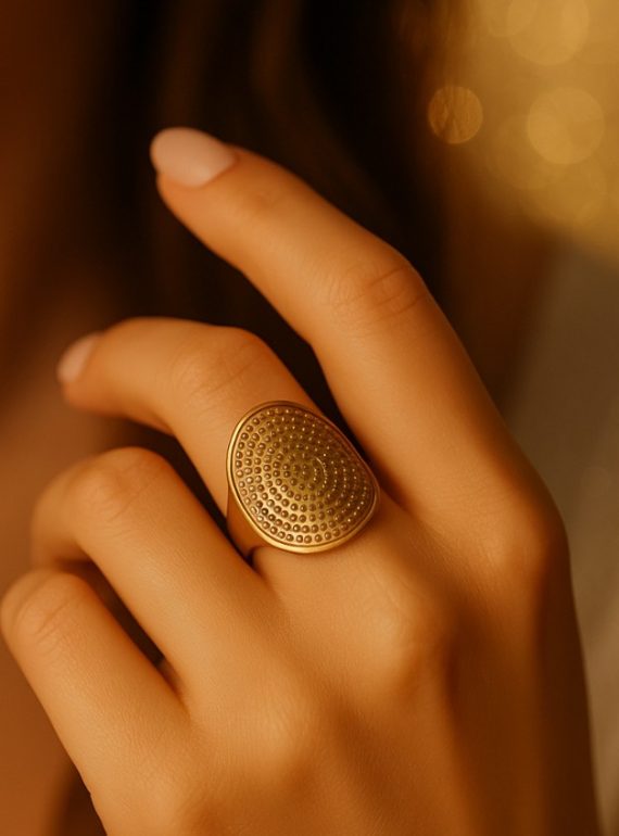 ✨ UShine.gr: Ατσάλινο δαχτυλίδι με οβάλ επιφάνεια και ανάγλυφο μοτίβο κουκκίδων No 1231