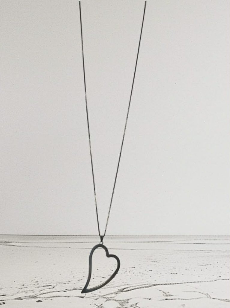 ✨ UShine.gr: Ατσάλινο κολιέ με μεγάλη ασύμμετρη καρδιά No 1233