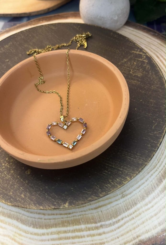 ✨ UShine.gr: Κολιέ καρδιά με πολύχρωμες baguette πέτρες No 1234