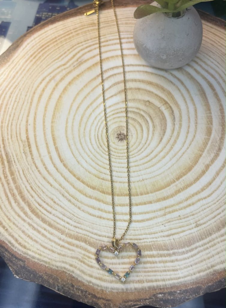 ✨ UShine.gr: Κολιέ καρδιά με πολύχρωμες baguette πέτρες No 1234