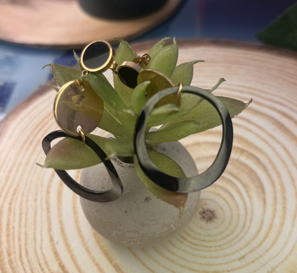 ✨ UShine.gr: Διπλά κρεμαστά σκουλαρίκια με μαύρο και χρυσό No 1236