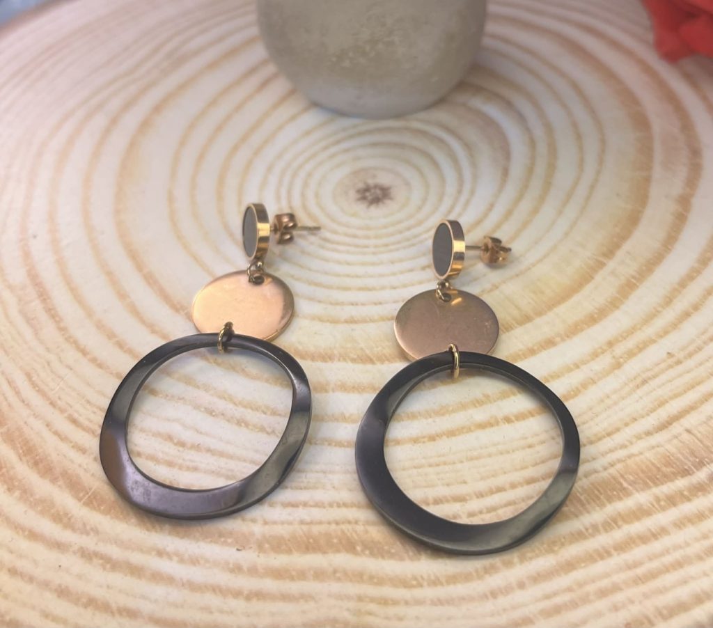 ✨ UShine.gr: Διπλά κρεμαστά σκουλαρίκια με μαύρο και χρυσό No 1236