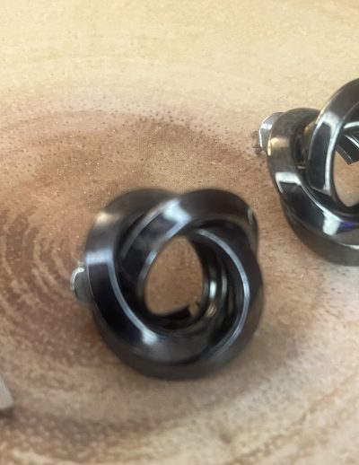 ✨ UShine.gr: Ατσάλινα σκουλαρίκια κόμπος σε μαύρη λάμψη No 1248