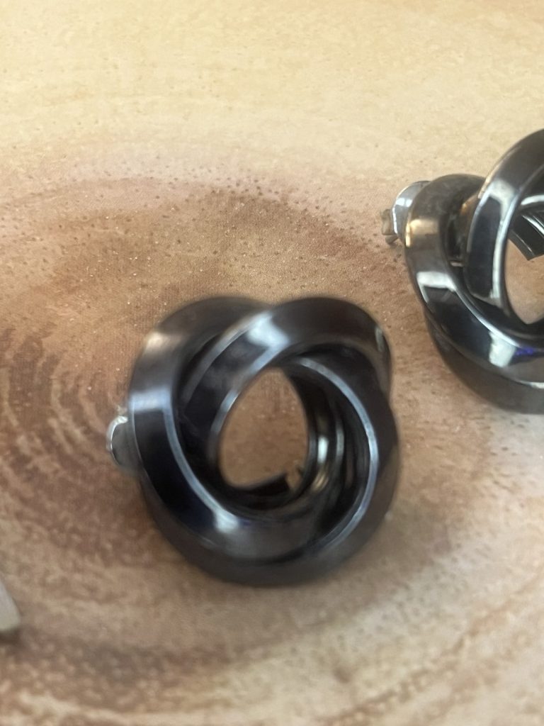 ✨ UShine.gr: Ατσάλινα σκουλαρίκια κόμπος σε μαύρη λάμψη No 1248