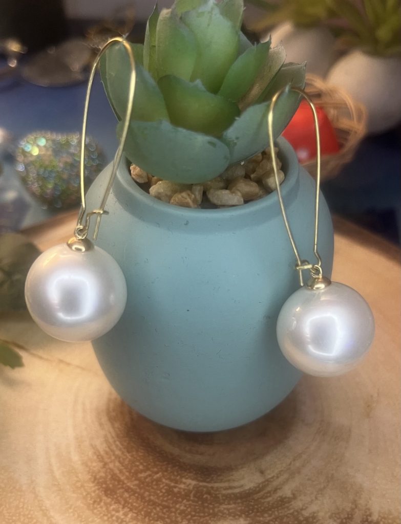 ✨ UShine.gr:Ατσάλινα σκουλαρίκια με μεγάλη λευκή πέρλα & χρυσό κρίκο No 1250