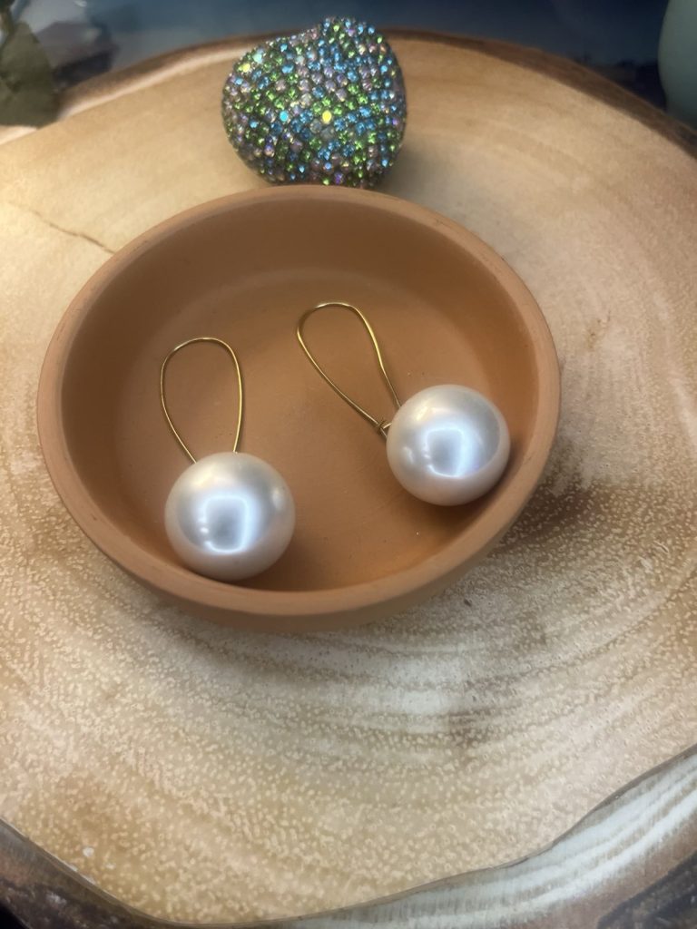 ✨ UShine.gr:Ατσάλινα σκουλαρίκια με μεγάλη λευκή πέρλα & χρυσό κρίκο No 1250