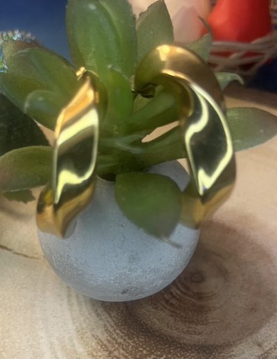 ✨ UShine.gr: Ατσάλινα χρυσά σκουλαρίκια με κυματιστή, γλυπτική γραμμή No 1252