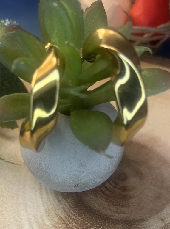 ✨ UShine.gr: Ατσάλινα χρυσά σκουλαρίκια με κυματιστή, γλυπτική γραμμή No 1252