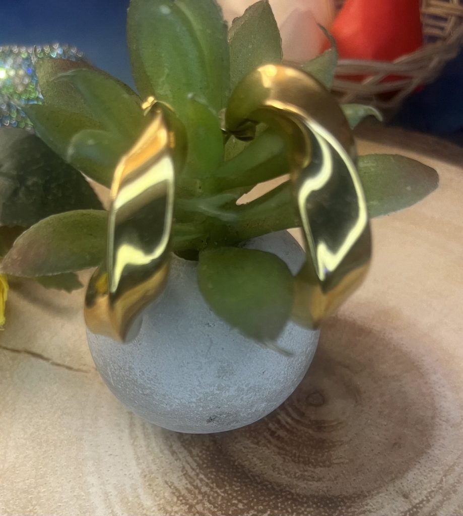 ✨ UShine.gr: Ατσάλινα χρυσά σκουλαρίκια με κυματιστή, γλυπτική γραμμή No 1252