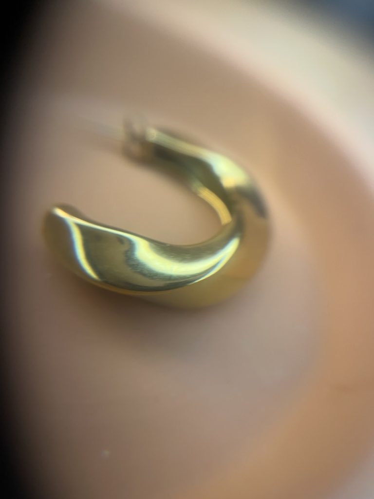 ✨ UShine.gr: Ατσάλινα χρυσά σκουλαρίκια με κυματιστή, γλυπτική γραμμή No 1252