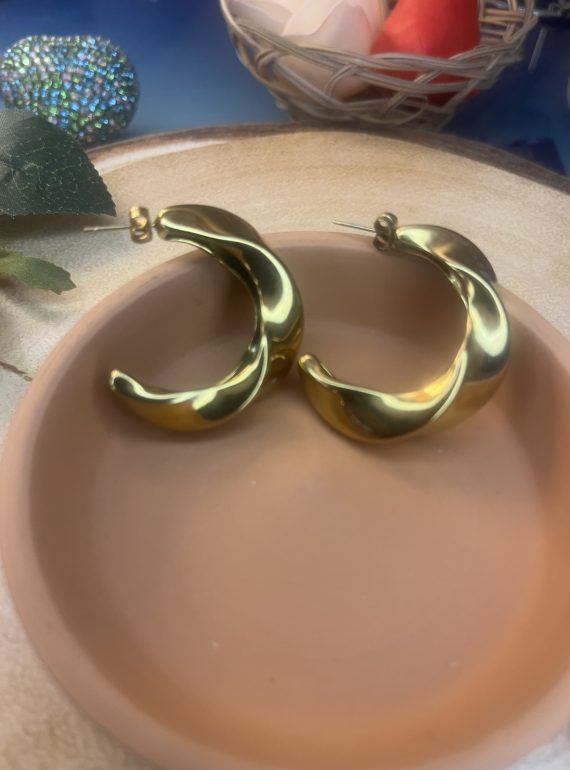 ✨ UShine.gr: Ατσάλινα χρυσά σκουλαρίκια με κυματιστή, γλυπτική γραμμή No 1252