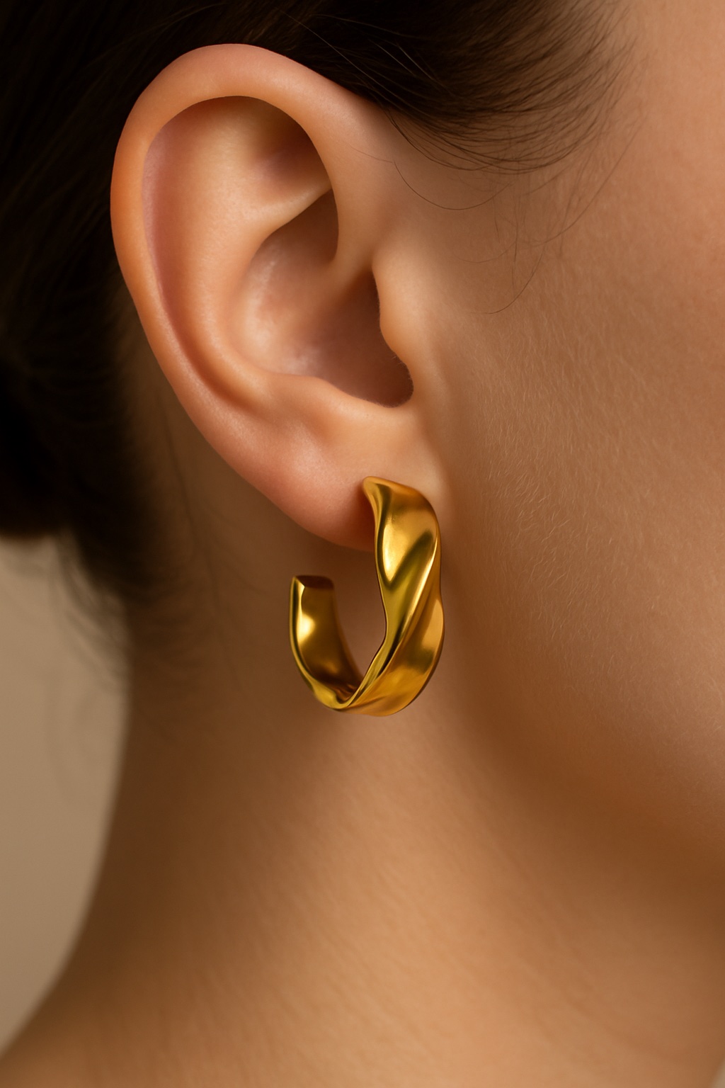 ✨ UShine.gr: Ατσάλινα χρυσά σκουλαρίκια με κυματιστή, γλυπτική γραμμή No 1252