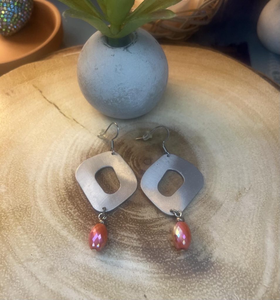 ✨ UShine.gr: Ατσάλινα γεωμετρικά σκουλαρίκια με κρεμαστή πορτοκαλί πέτρα No 1253