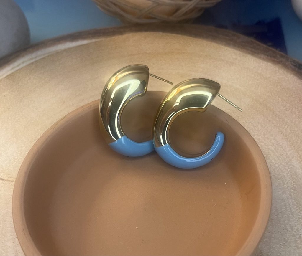 ✨ UShine.gr: Ατσάλινα χρυσά σκουλαρίκια με γαλάζια enamel λεπτομέρεια No 1254