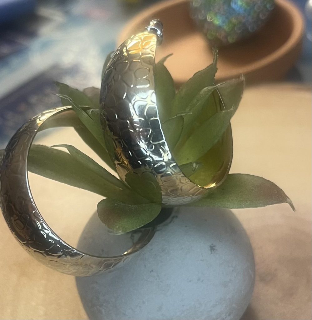 ✨ UShine.gr: Ατσάλινα χρυσά σκουλαρίκια με hammered υφή No 1255