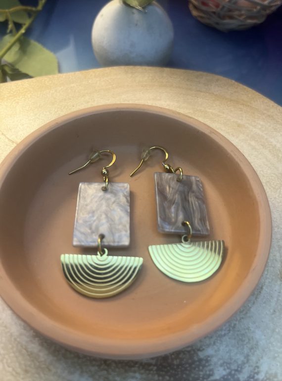 ✨ UShine.gr: Κρεμαστά σκουλαρίκια με γκρι μαρμάρινη όψη & χρυσό γεωμετρικό στοιχείο No 1261