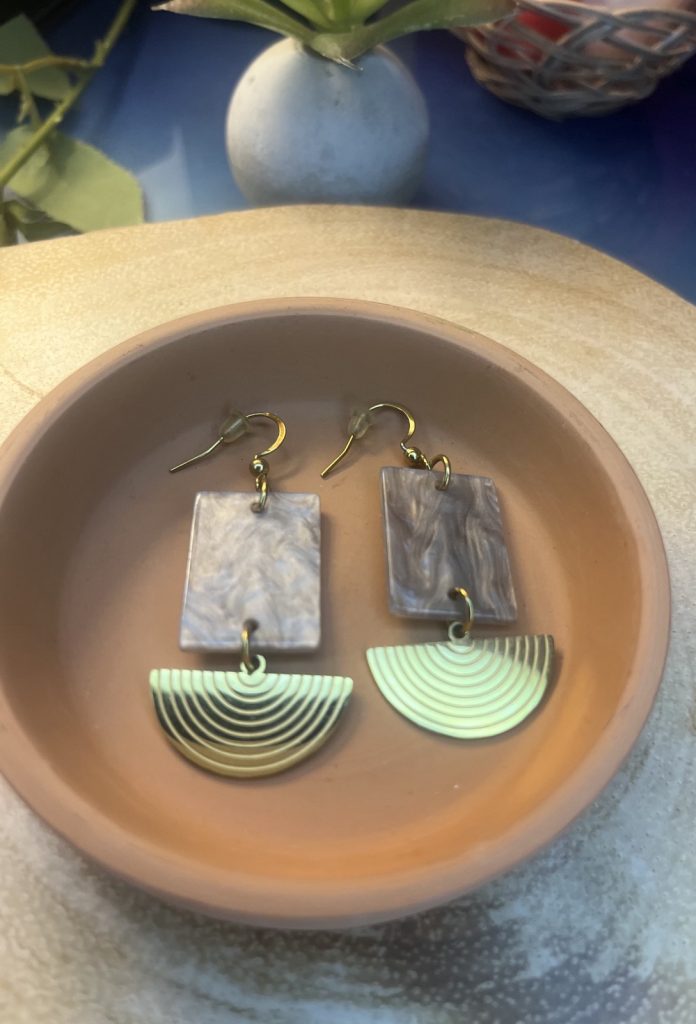 ✨ UShine.gr: Κρεμαστά σκουλαρίκια με γκρι μαρμάρινη όψη & χρυσό γεωμετρικό στοιχείο No 1261