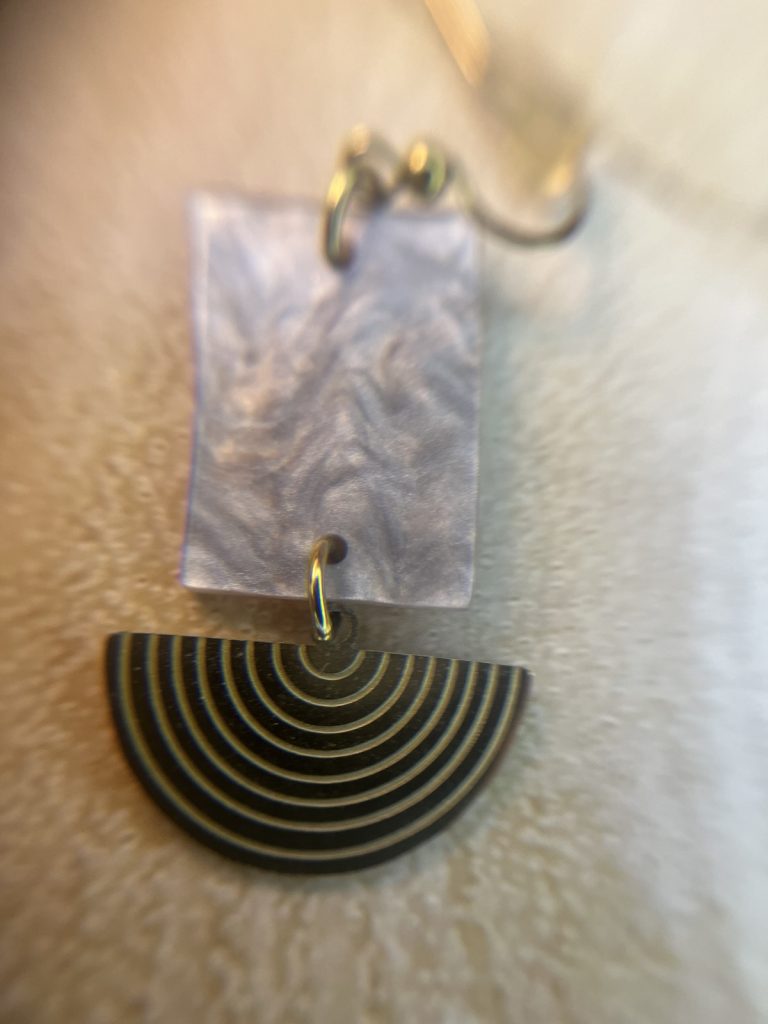 ✨ UShine.gr: Κρεμαστά σκουλαρίκια με γκρι μαρμάρινη όψη & χρυσό γεωμετρικό στοιχείο No 1261