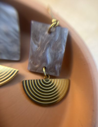 ✨ UShine.gr: Κρεμαστά σκουλαρίκια με γκρι μαρμάρινη όψη & χρυσό γεωμετρικό στοιχείο No 1261
