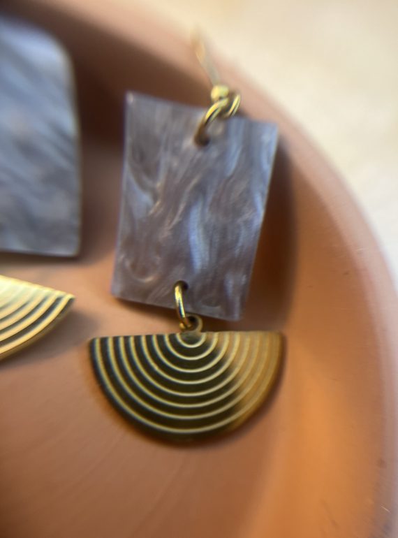 ✨ UShine.gr: Κρεμαστά σκουλαρίκια με γκρι μαρμάρινη όψη & χρυσό γεωμετρικό στοιχείο No 1261