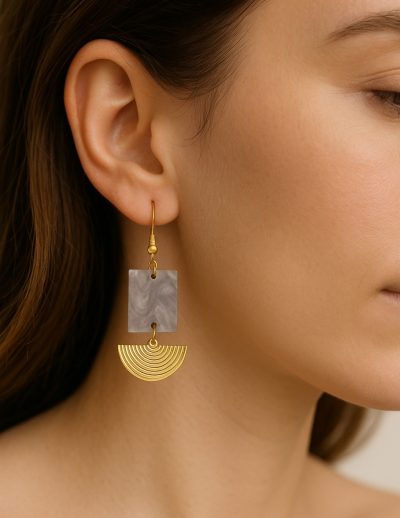 ✨ UShine.gr: Κρεμαστά σκουλαρίκια με γκρι μαρμάρινη όψη & χρυσό γεωμετρικό στοιχείο No 1261