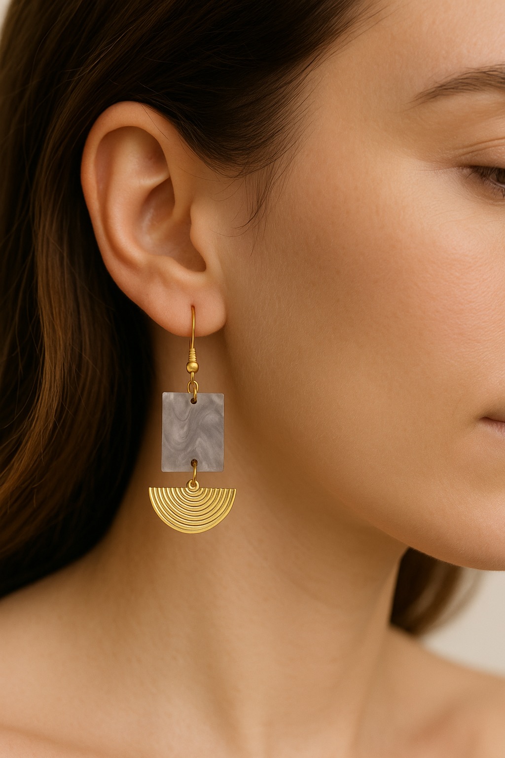 ✨ UShine.gr: Κρεμαστά σκουλαρίκια με γκρι μαρμάρινη όψη & χρυσό γεωμετρικό στοιχείο No 1261