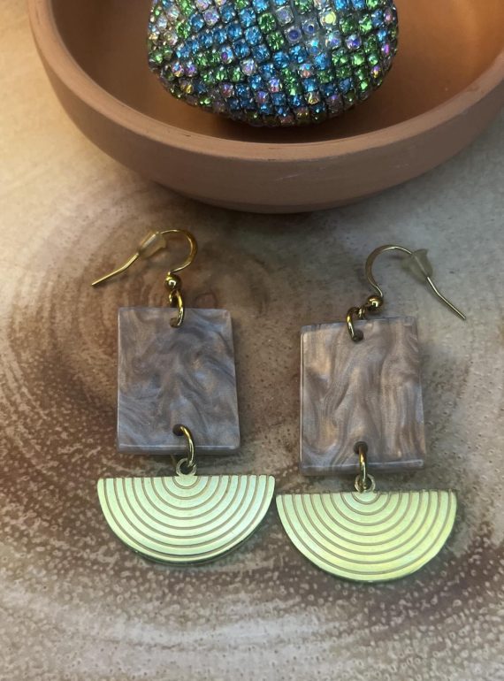 ✨ UShine.gr: Κρεμαστά σκουλαρίκια με γκρι μαρμάρινη όψη & χρυσό γεωμετρικό στοιχείο No 1261