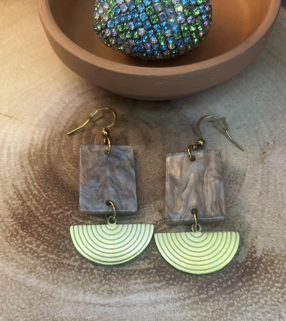 ✨ UShine.gr: Κρεμαστά σκουλαρίκια με γκρι μαρμάρινη όψη & χρυσό γεωμετρικό στοιχείο No 1261