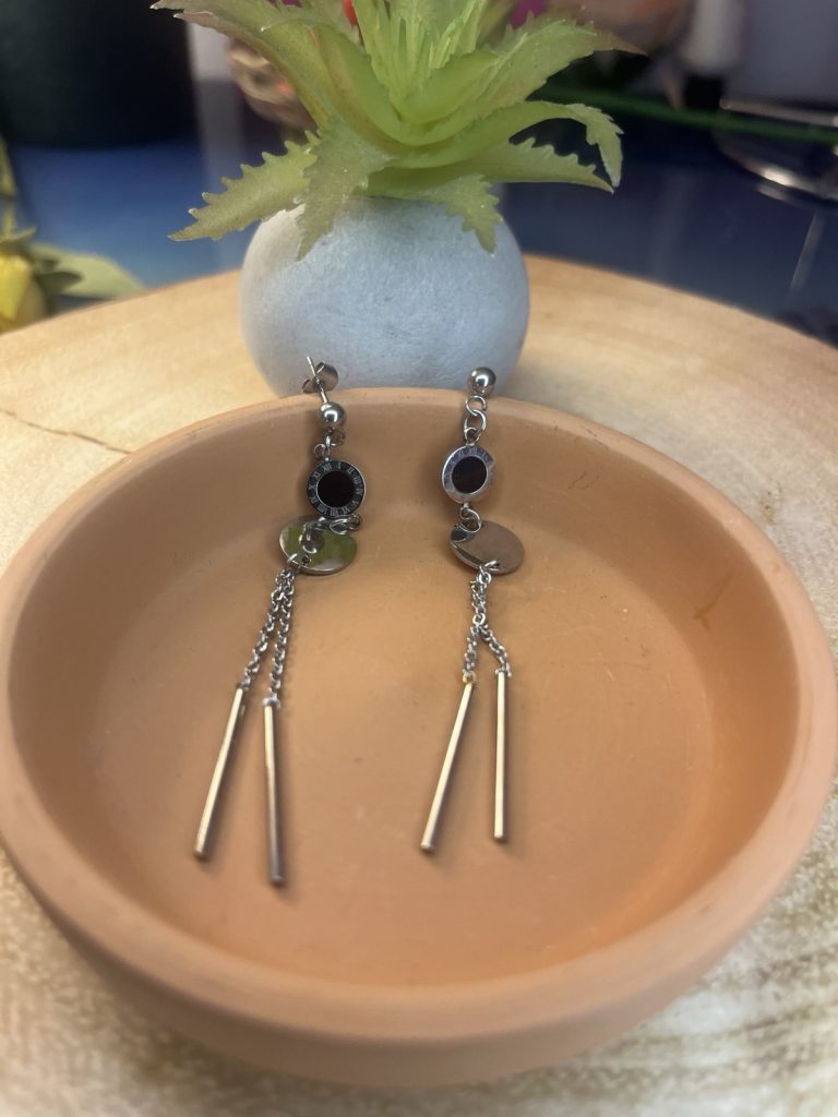 ✨ UShine.gr: Ατσάλινα μακριά σκουλαρίκια με μαύρη λεπτομέρεια & κρεμαστές αλυσίδες No 1264