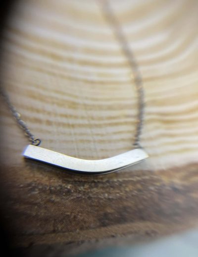 ✨ UShine.gr: Ατσάλινο κολιέ με καμπύλη μπάρα – minimal & κομψό design No 1292