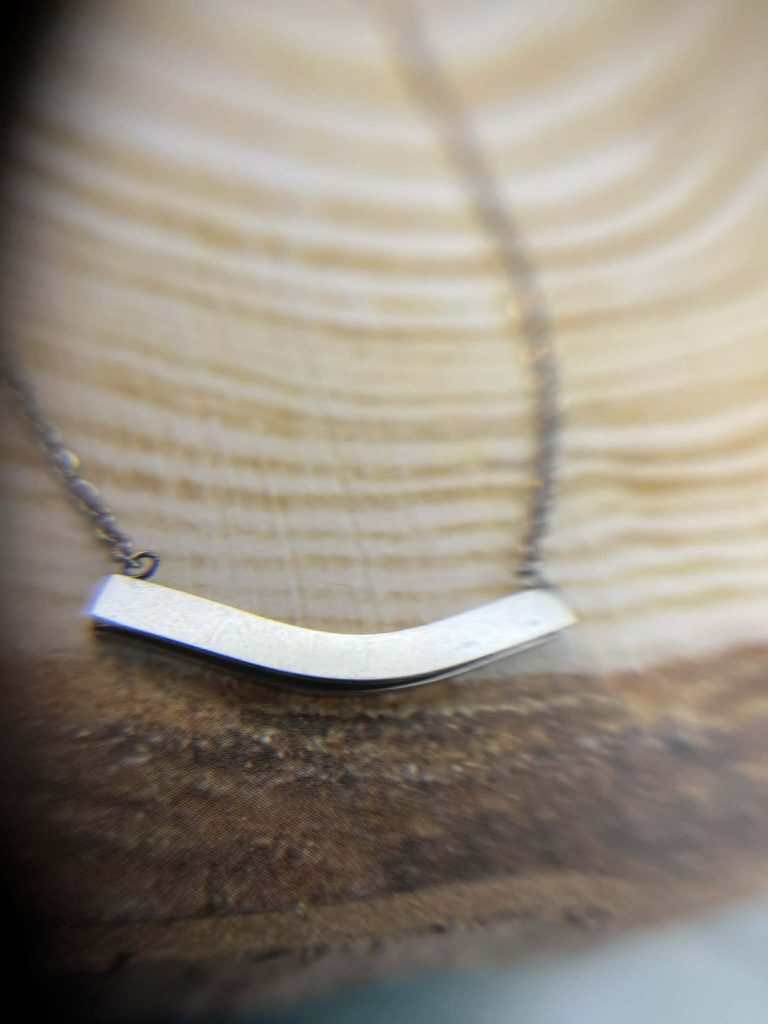 ✨ UShine.gr: Ατσάλινο κολιέ με καμπύλη μπάρα – minimal & κομψό design No 1292