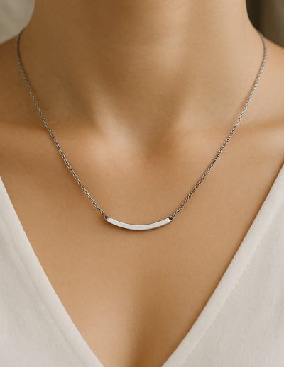 ✨ UShine.gr: Ατσάλινο κολιέ με καμπύλη μπάρα – minimal & κομψό design No 1292