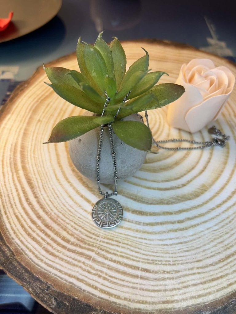 ✨ UShine.gr: Ατσάλινο κολιέ με ανάγλυφο μενταγιόν αρχαιοελληνικού μοτίβου No 1302