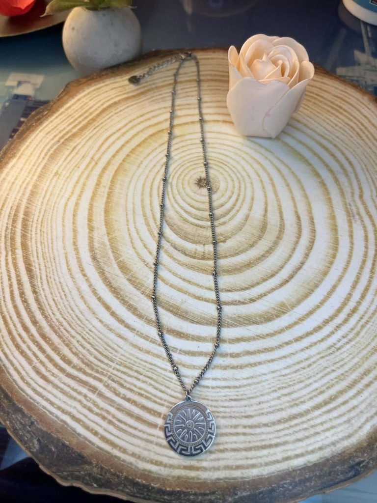 ✨ UShine.gr: Ατσάλινο κολιέ με ανάγλυφο μενταγιόν αρχαιοελληνικού μοτίβου No 1302