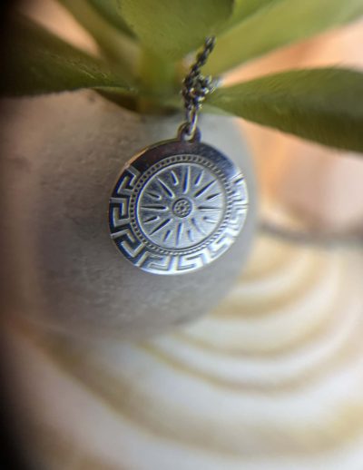 ✨ UShine.gr: Ατσάλινο κολιέ με ανάγλυφο μενταγιόν αρχαιοελληνικού μοτίβου No 1302