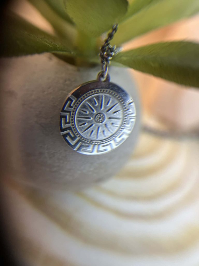 ✨ UShine.gr: Ατσάλινο κολιέ με ανάγλυφο μενταγιόν αρχαιοελληνικού μοτίβου No 1302