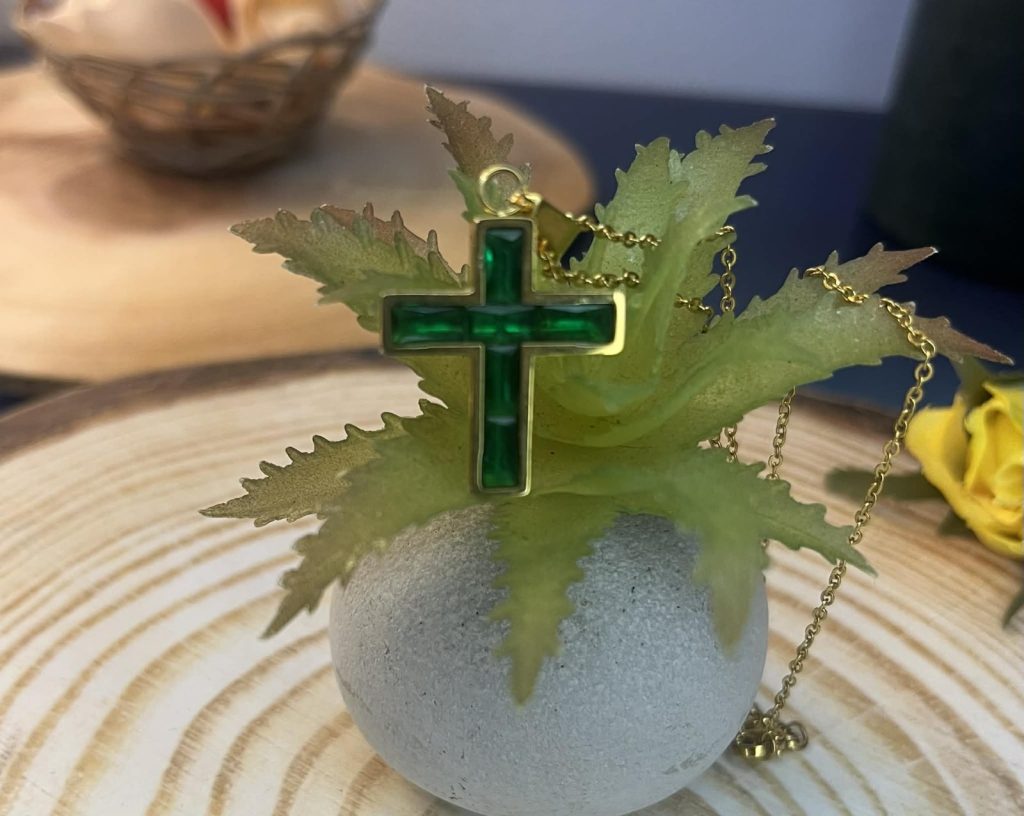 ✨ UShine.gr: Ατσάλινο κολιέ με πράσινο κρυστάλλινο σταυρό No 1305