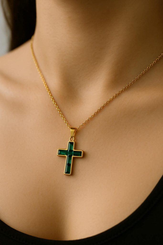 ✨ UShine.gr: Ατσάλινο κολιέ με πράσινο κρυστάλλινο σταυρό No 1305