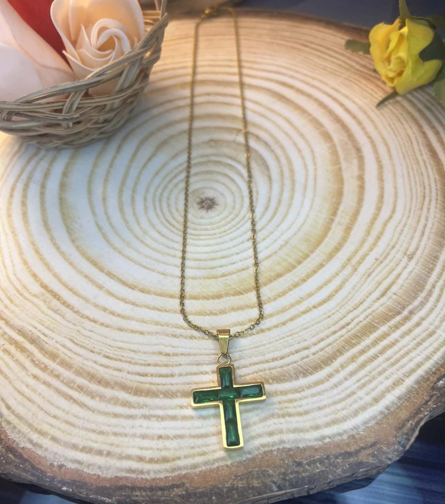 ✨ UShine.gr: Ατσάλινο κολιέ με πράσινο κρυστάλλινο σταυρό No 1305