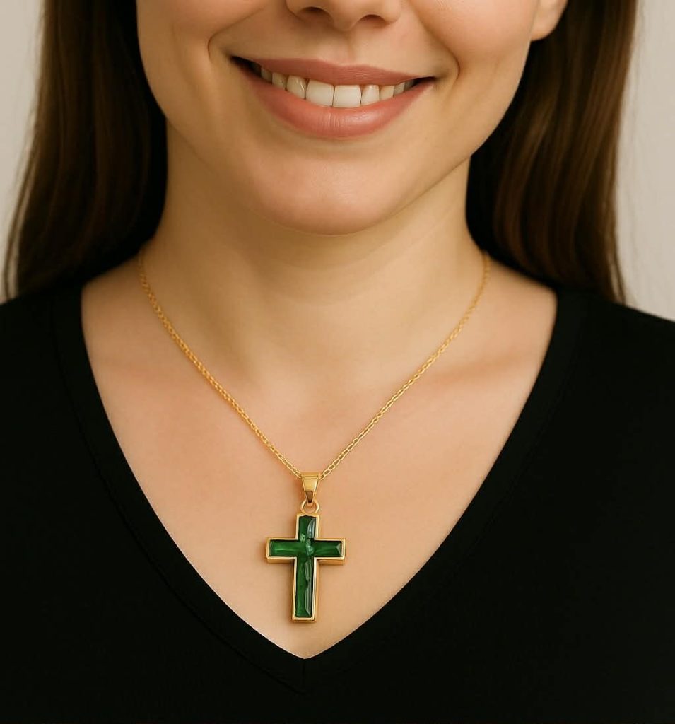 ✨ UShine.gr: Ατσάλινο κολιέ με πράσινο κρυστάλλινο σταυρό No 1305