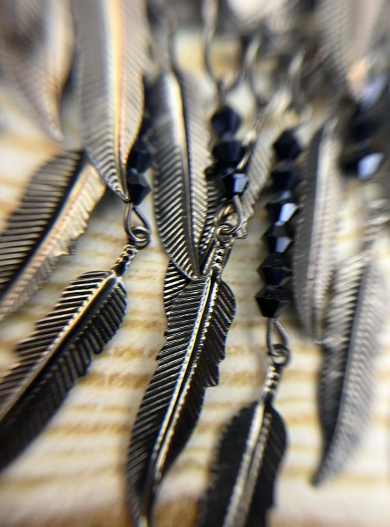 ✨ UShine.gr: Κολιέ Boho με φτερά & μαύρες χάντρες No 1312