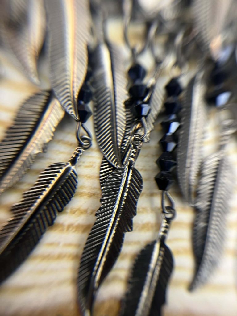 ✨ UShine.gr: Κολιέ Boho με φτερά & μαύρες χάντρες No 1312