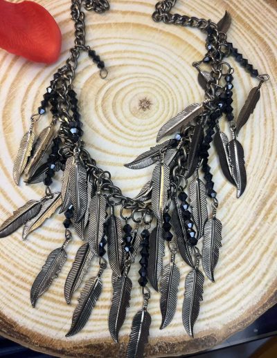 ✨ UShine.gr: Κολιέ Boho με φτερά & μαύρες χάντρες No 1312