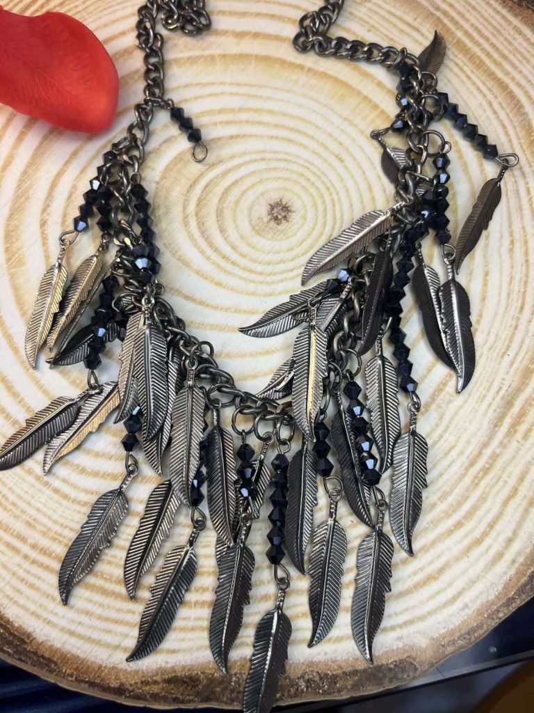 ✨ UShine.gr: Κολιέ Boho με φτερά & μαύρες χάντρες No 1312