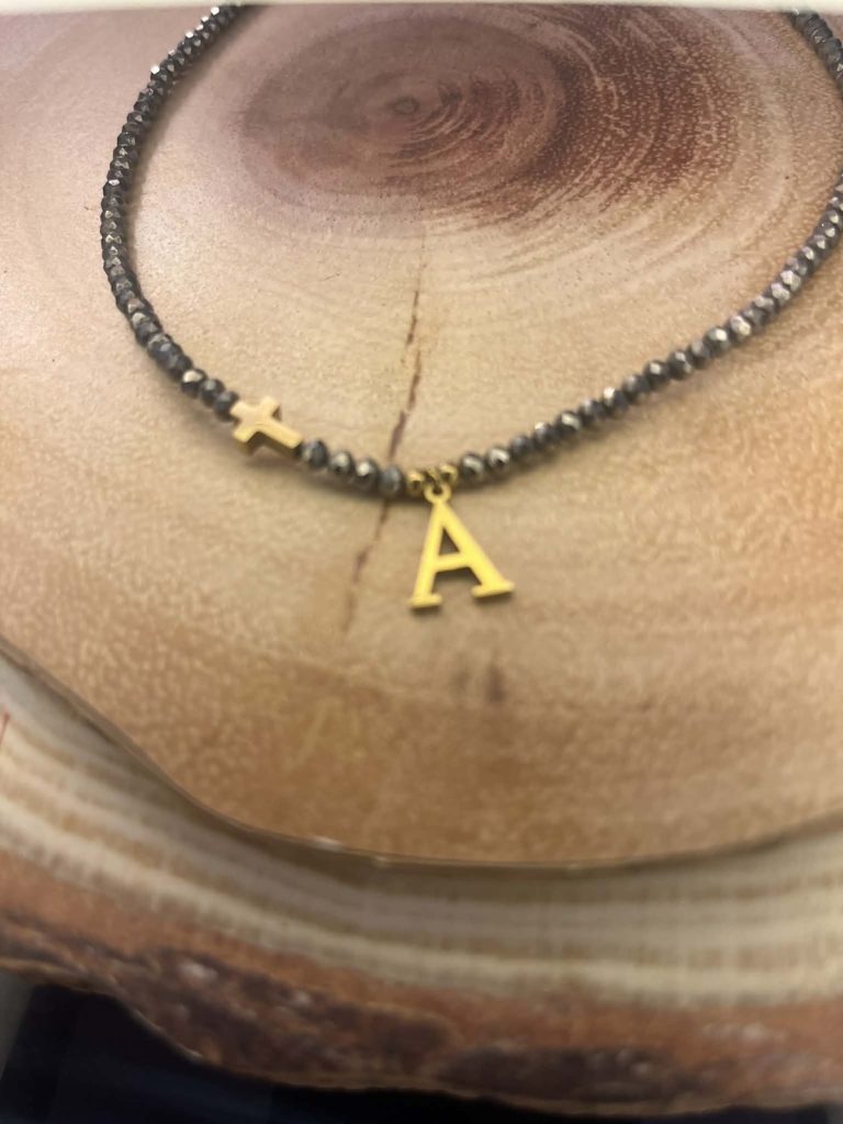 ✨ UShine.gr: Κολιέ αιματίτης με σταυρό & γράμμα Α σε χρυσό τόνο No 1320