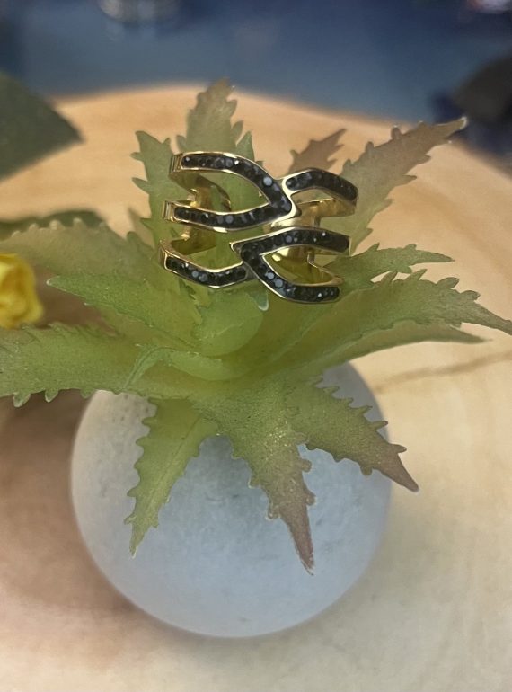 ✨ UShine.gr: Ατσάλινο δαχτυλίδι multi-line ribbon με μαύρα κρυσταλλάκια (χρυσό) No 1323