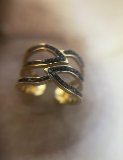 ✨ UShine.gr: Ατσάλινο δαχτυλίδι multi-line ribbon με μαύρα κρυσταλλάκια (χρυσό) No 1323