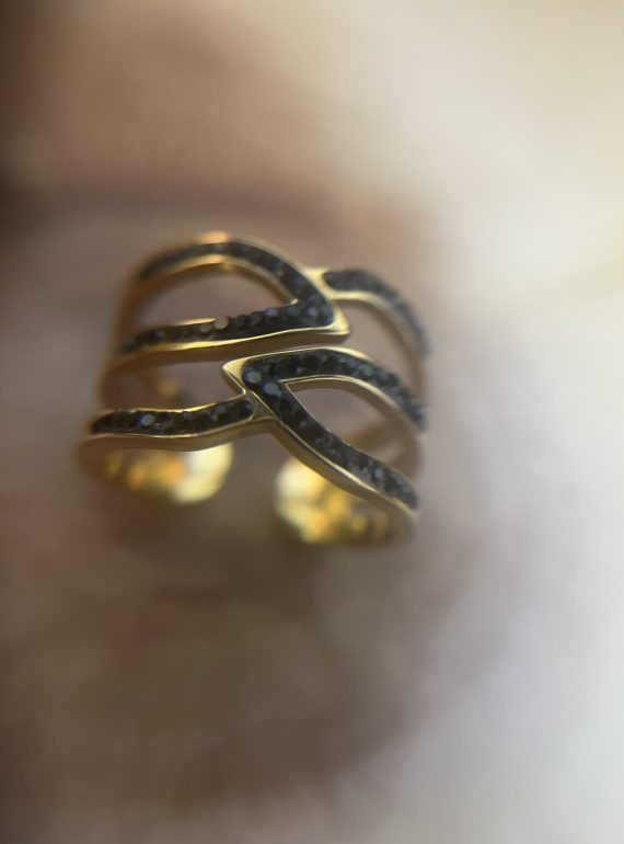 ✨ UShine.gr: Ατσάλινο δαχτυλίδι multi-line ribbon με μαύρα κρυσταλλάκια (χρυσό) No 1323